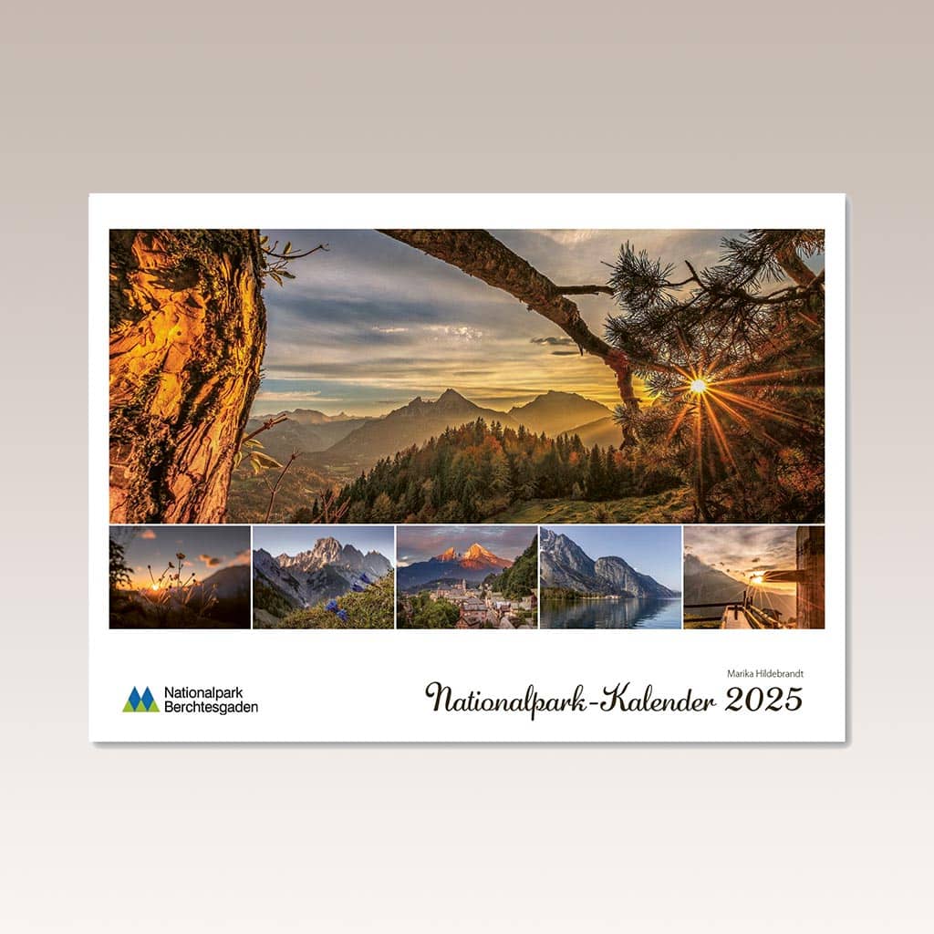 Entdecken Sie die Magie des Nationalparks Berchtesgaden im Jahr 2025! Tauchen Sie ein in die atemberaubende Schönheit des Nationalparks Berchtesgaden mit unserem exklusiven Kalender für das Jahr 2025. Jeder Monat enthüllt ein neues, faszinierendes Bild dieser einzigartigen Naturlandschaft, eingefangen von talentierten Fotografen, die die majestätische Alpenkulisse und die reiche Flora und Fauna in ihrer ganzen Pracht zeigen. 12 beeindruckende Fotografien: Lassen Sie sich von den wechselnden Jahreszeiten inspirieren, von schneebedeckten Gipfeln bis zu blühenden Almwiesen. Hohe Druckqualität: Unsere Kalender sind auf hochwertigem Papier gedruckt, um die lebendigen Farben und feinen Details jedes Bildes perfekt zu präsentieren. Praktisches Format: Perfekt für Ihr Zuhause oder Büro, der Kalender bietet viel Platz für Ihre persönlichen Notizen und Termine. Ideales Geschenk: Ob für Naturliebhaber oder als besonderes Andenken an die Berchtesgadener Alpen, dieser Kalender ist ein wunderbares Geschenk für Freunde und Familie. Verpassen Sie nicht die Gelegenheit, die faszinierende Schönheit des Nationalparks Berchtesgaden jeden Tag zu erleben. Bestellen Sie jetzt Ihren Kalender für 2025 und lassen Sie sich durch das Jahr von der Natur inspirieren!